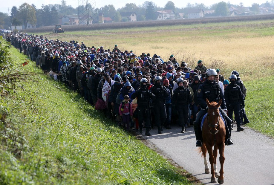 Làn sóng người nhập cư được coi là tồi tệ nhất ở châu Âu, nơi dòng người tị nạn từ Trung Đông, Bắc Phi và các nước châu Phi đổ dồn tới nhằm trốn chạy bạo lực, đói nghèo. Làn sóng người tị nạn gây ra tình trạng hỗn loạn và quá tải nghiêm trọng ở các nước như Hy Lạp hay Hungary. Ảnh: Reuters